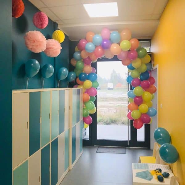 Szatnia przedszkolna udekorowana balonami